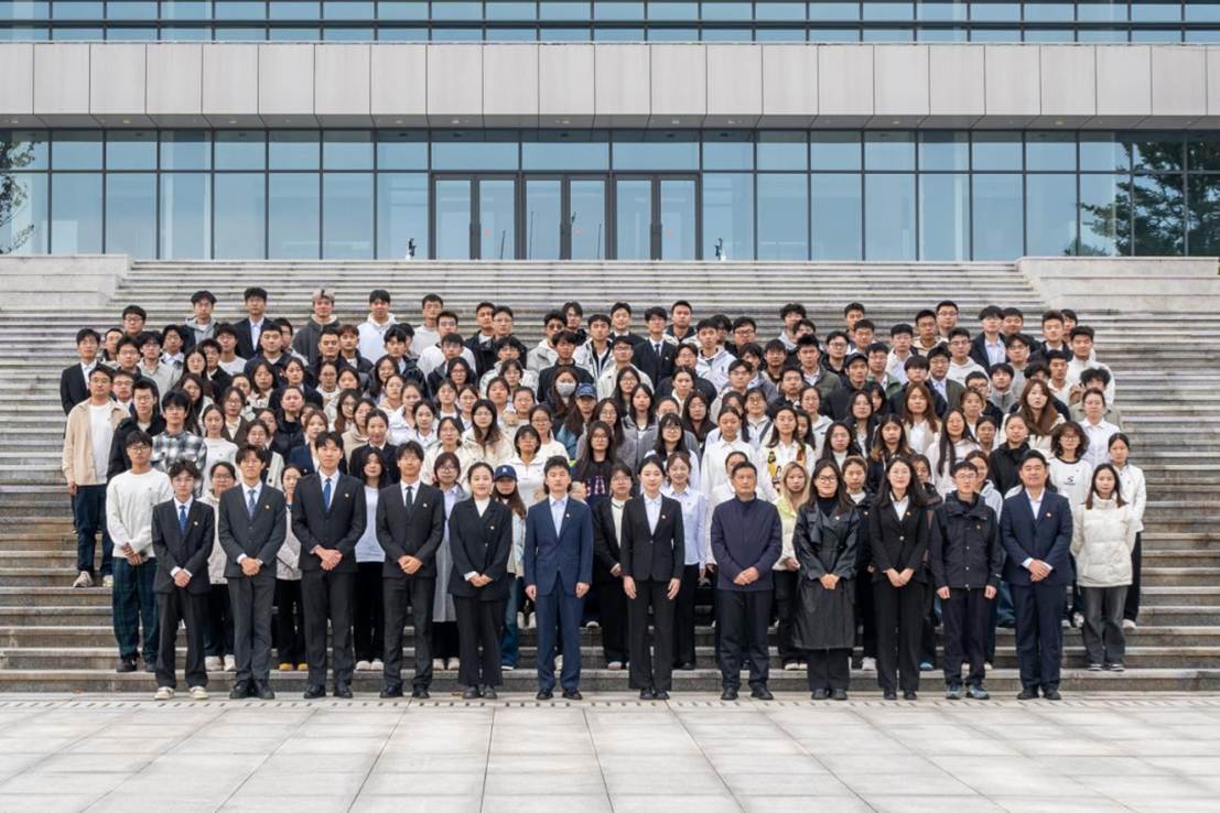 一群人站在一起 AI 生成的内容可能不正确。